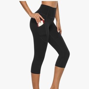Sleek Black Capri Leggings with Pocket